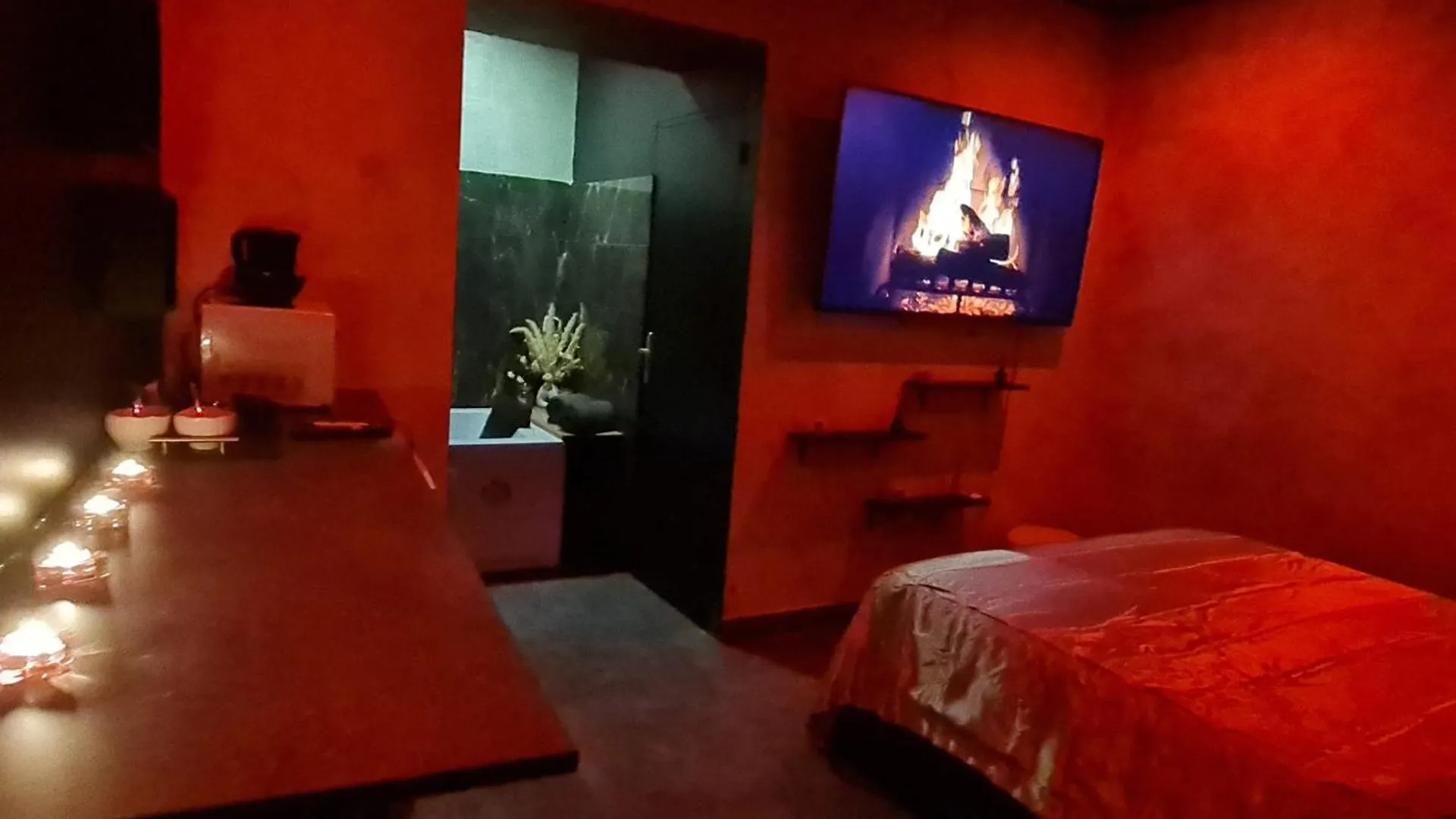 Love Room Jacuzzi Lyon 0*,  France