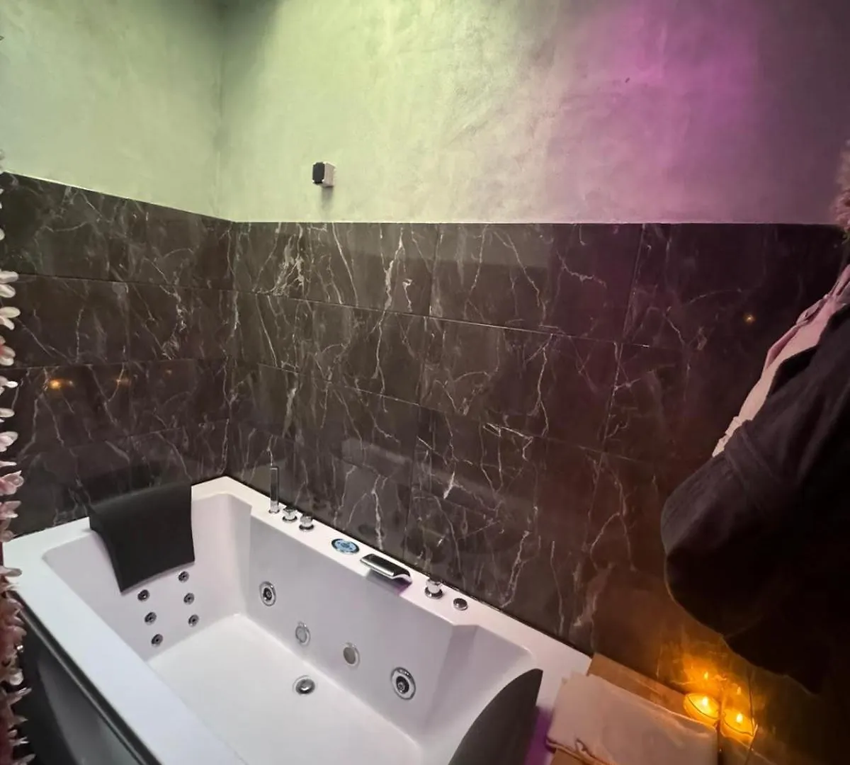Love Room Jacuzzi Lyon 0*,  France